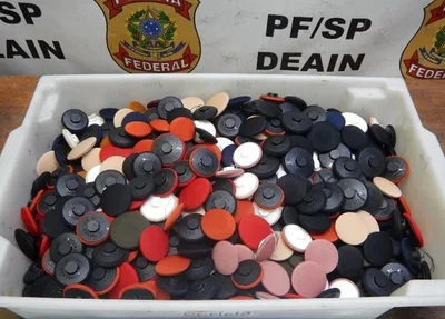 Brasileiro é preso com cocaína escondida em botões no aeroporto de SP