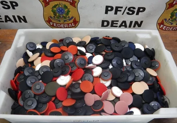 Brasileiro é preso com cocaína escondida em botões no aeroporto de SP