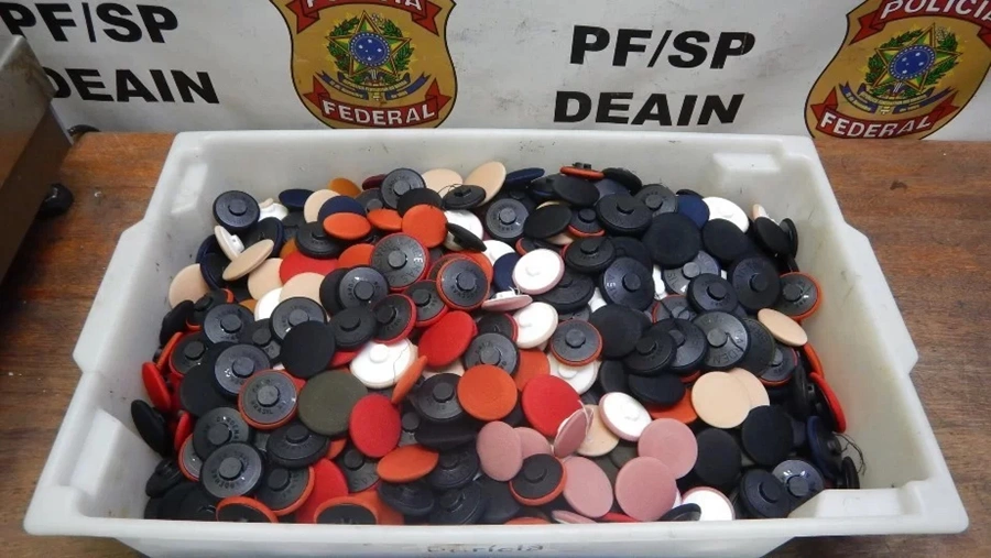 Brasileiro é preso com cocaína escondida em botões no aeroporto de SP