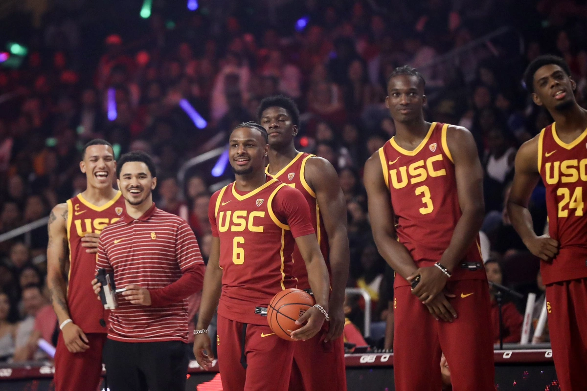 Bronny James com a equipe de USC