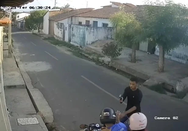 Câmera flagra bandido roubando motocicleta em Timon