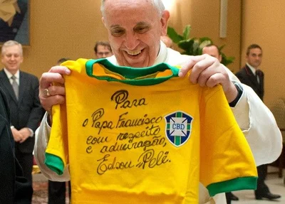 Camisa da seleção brasileira autografada por Pelé para o papa Francisco
