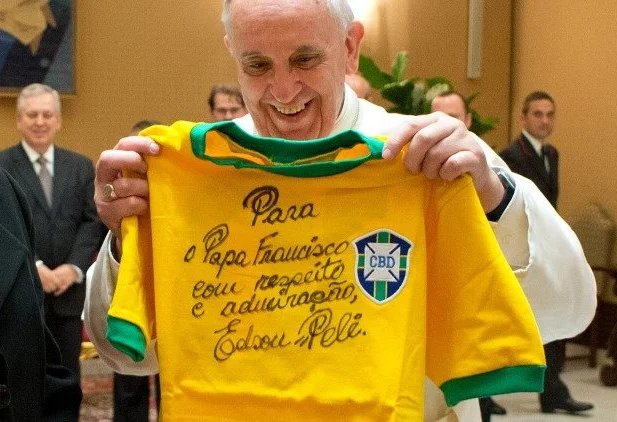 Camisa da seleção brasileira autografada por Pelé para o papa Francisco