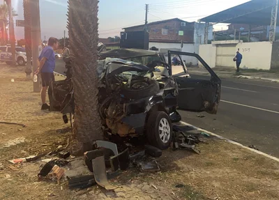 Carro destruído após colisão