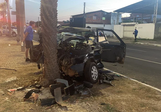 Carro destruído após colisão