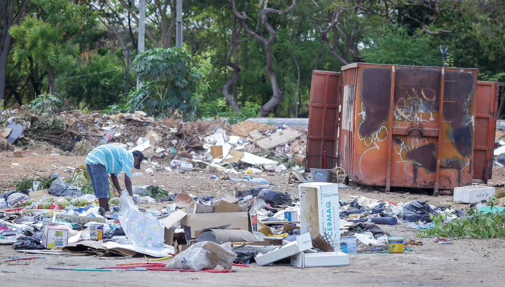 Catadores de lixo encontram feto em contêiner de lixo na zona Leste de Teresina
