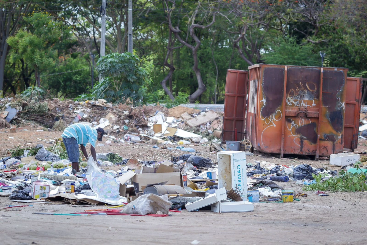 Catadores de lixo encontram feto em contêiner de lixo na zona Leste de Teresina