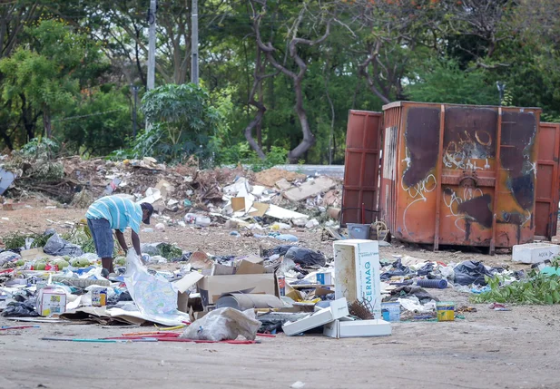 Catadores de lixo encontram feto em contêiner de lixo na zona Leste de Teresina