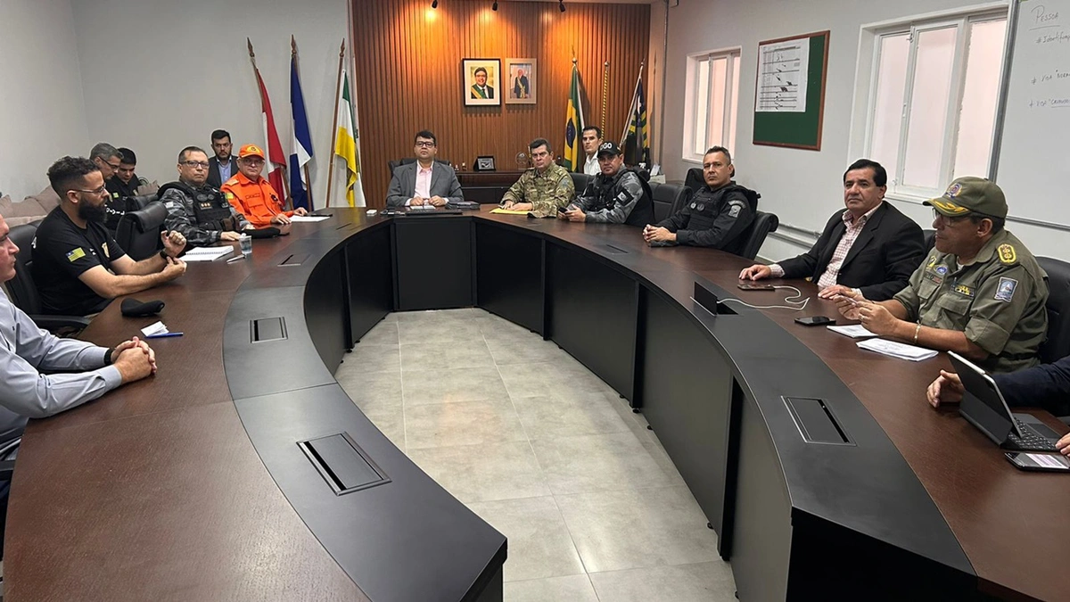 Chico Lucas em reunião com o comando das forças de segurança e a Secretaria de Meio Ambiente e Recursos Hídricos