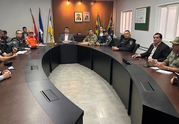 Chico Lucas em reunião com o comando das forças de segurança e a Secretaria de Meio Ambiente e Recursos Hídricos
