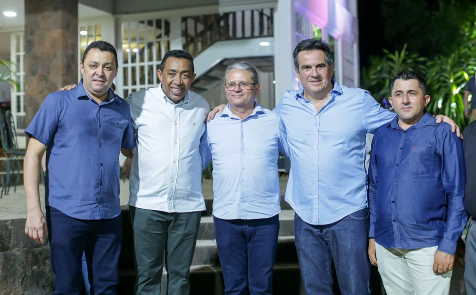 Ciro Nogueira ao lado de lideranças