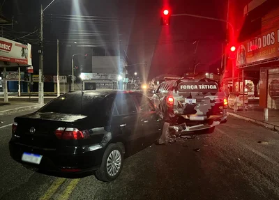 Colisão entre carro de passeio e viatura da PM