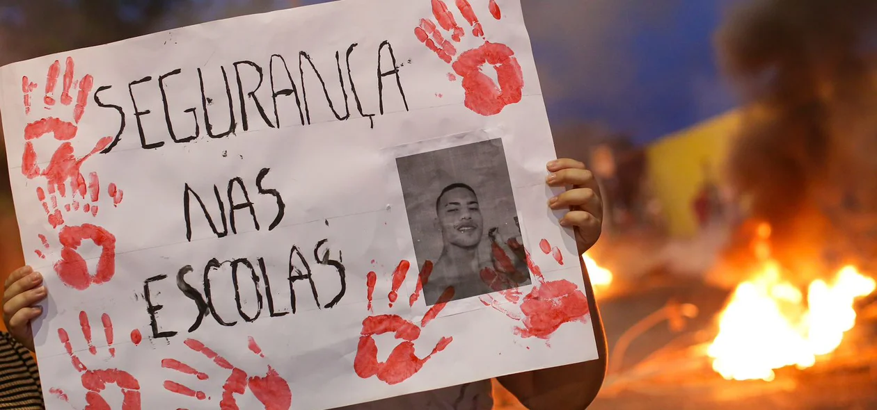 Com cartazes, moradores se revoltaram pela morte do jovem