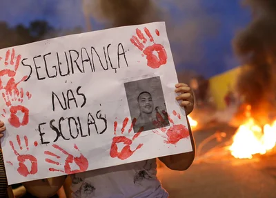 Com cartazes, moradores se revoltaram pela morte do jovem