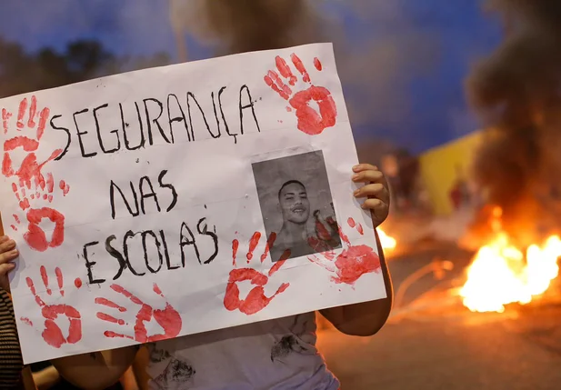 Com cartazes, moradores se revoltaram pela morte do jovem