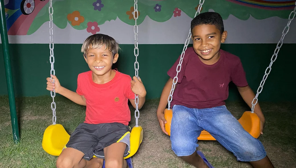 Cranças aproveitando o playground