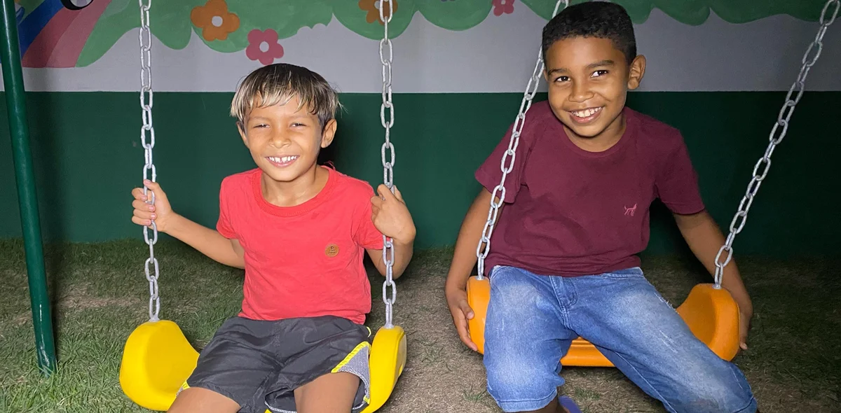 Cranças aproveitando o playground