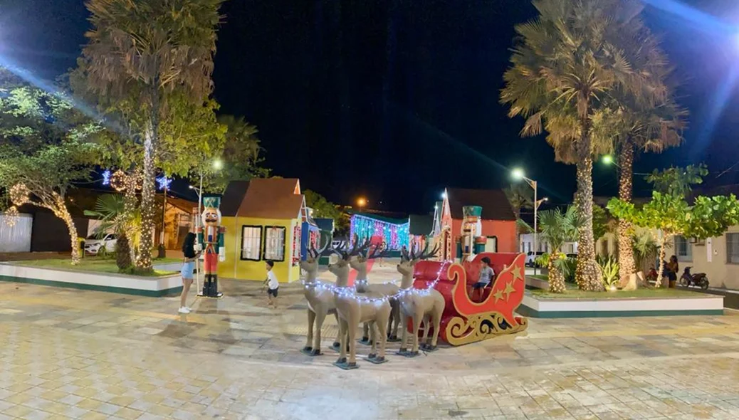 Crianças se divertindo com a decoração natalina