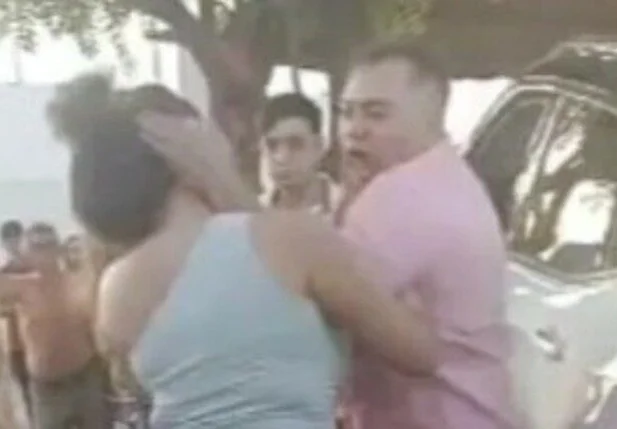 Delegado é flagrado agredindo mulher com tapa