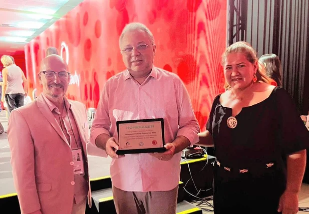 Deputado federal Florentino Neto recebe homenagem