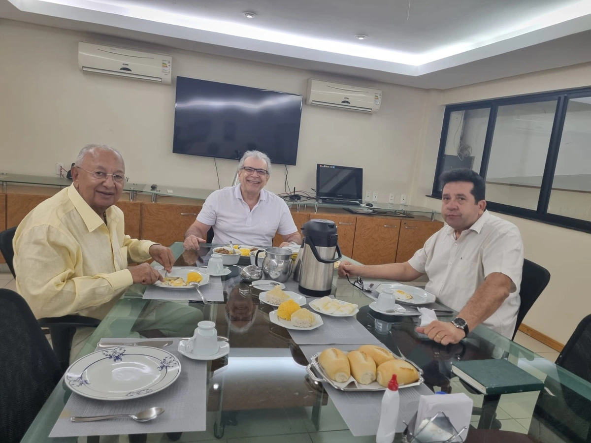 Dr. Pessoa ao lado de João Vicente e Paulo Roberto da Iluminação