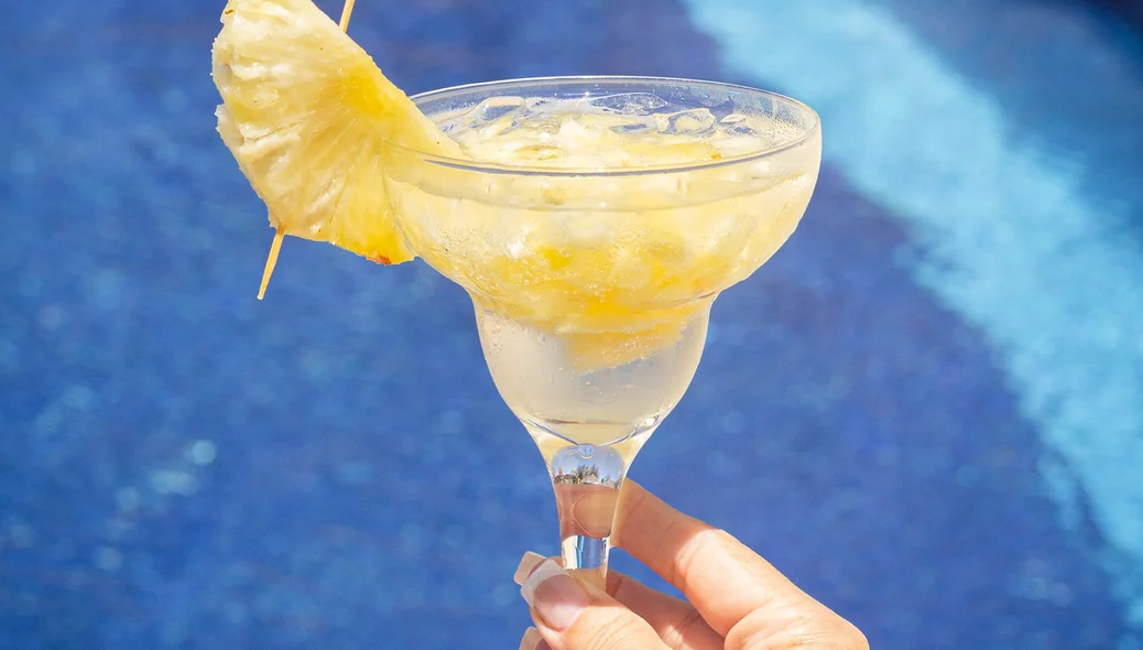 Drink à beira da piscina do Arrey Rio Poty Hotel Praia