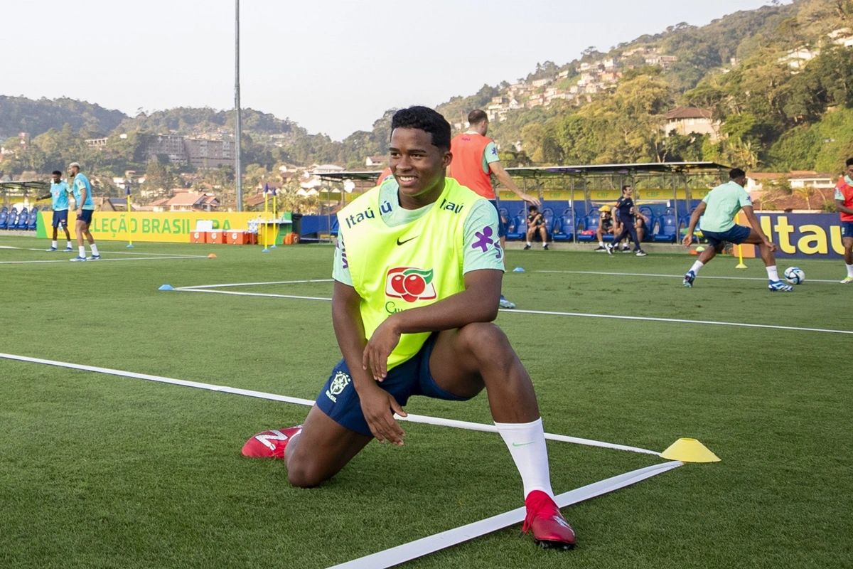 Endrick treinando pela seleção brasileira