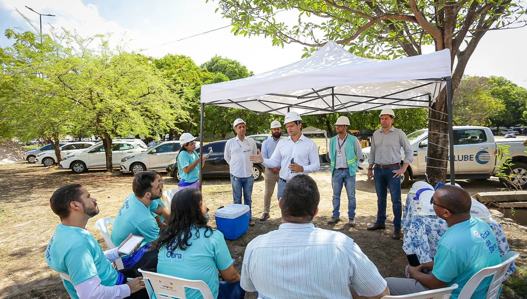 Equipe da Águas de Teresina explicando os benéficios para a população quando a obra for concluída