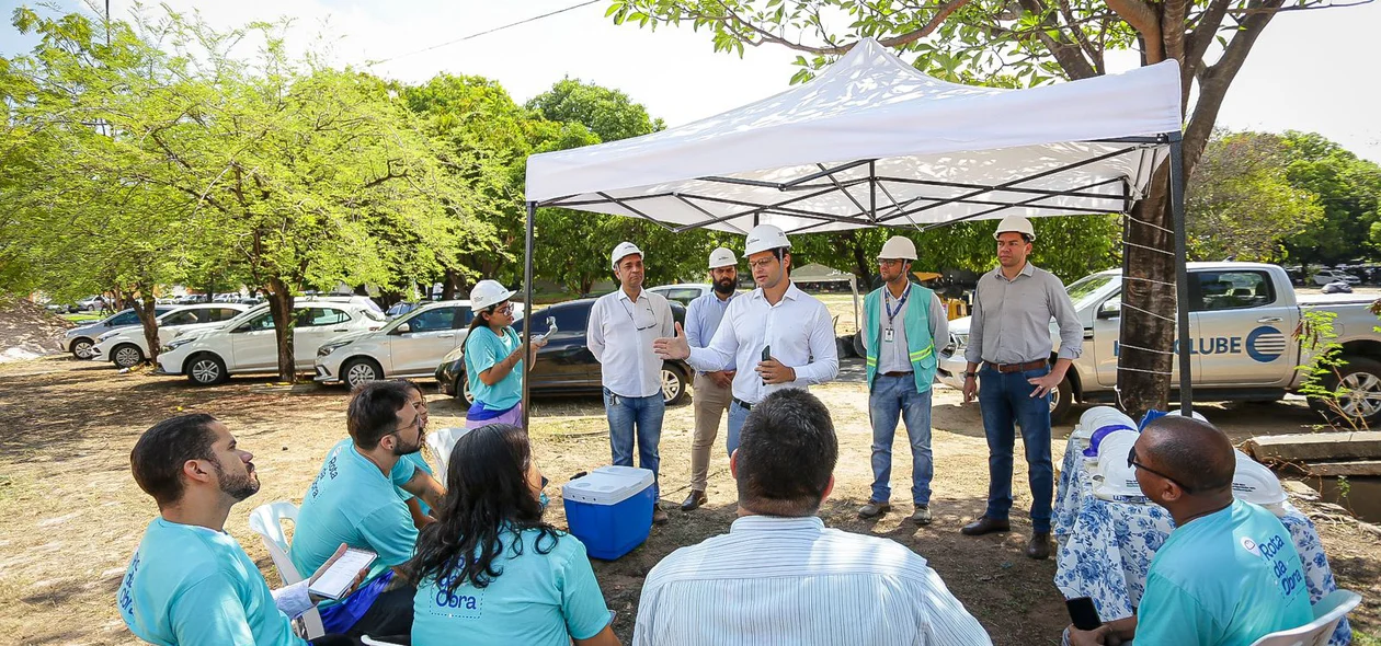 Equipe da Águas de Teresina explicando os benéficios para a população quando a obra for concluída