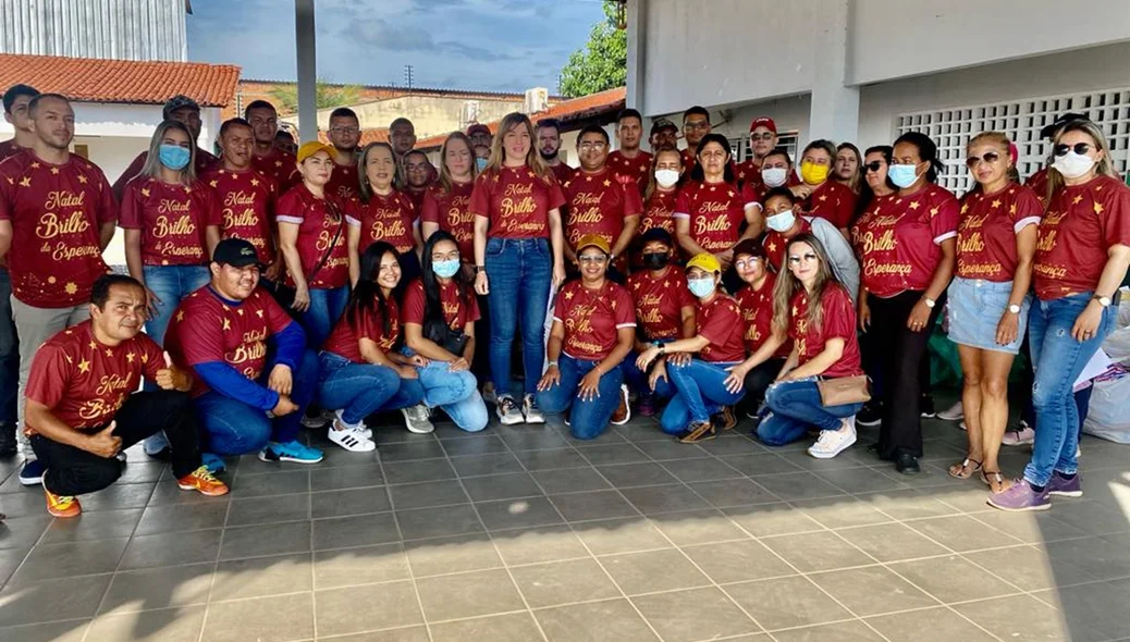 Equipe da Prefeitura de Esperantina realizando ações natalinas pela cidade