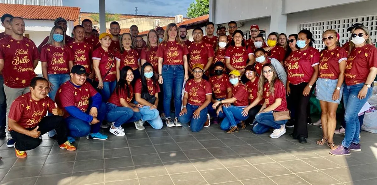 Equipe da Prefeitura de Esperantina realizando ações natalinas pela cidade