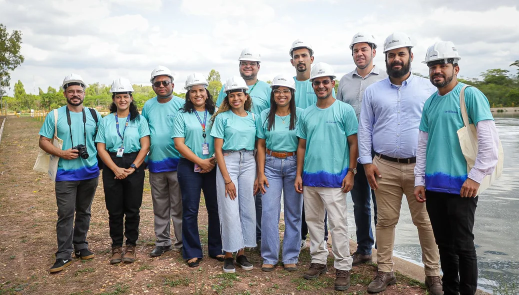 Equipe durante visita a estação de tratamento de esgoto