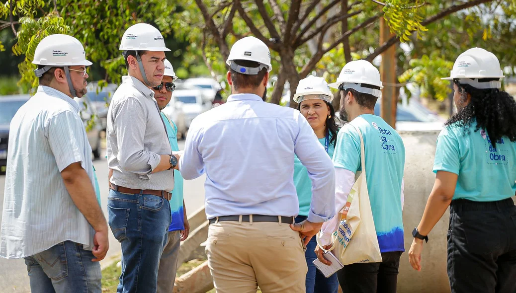Equipes da Águas de Teresina explicando detalhes da obra para os jornalistas