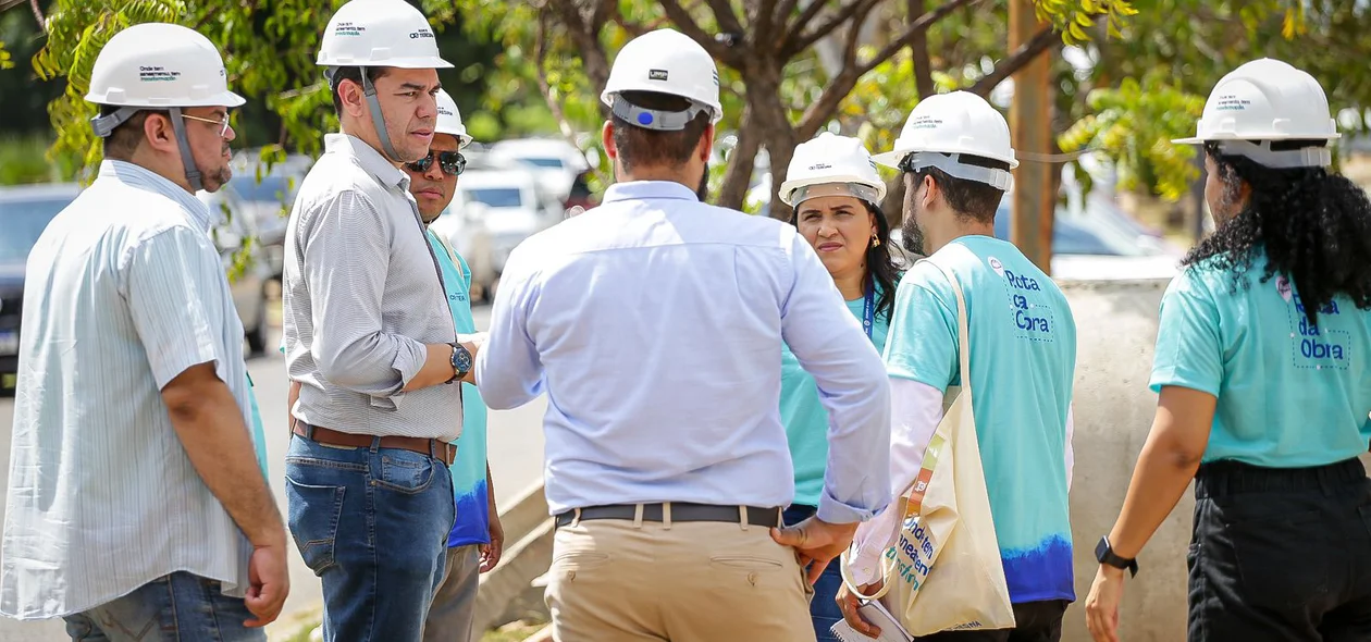 Equipes da Águas de Teresina explicando detalhes da obra para os jornalistas