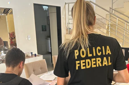 Equipes da PF em cumprimento a mandados na Operação Fake Solis em São Luís-MA