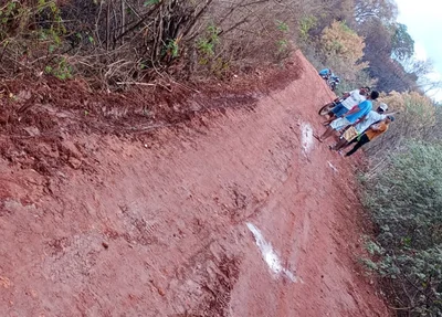 Estrada onde o veículo tombou