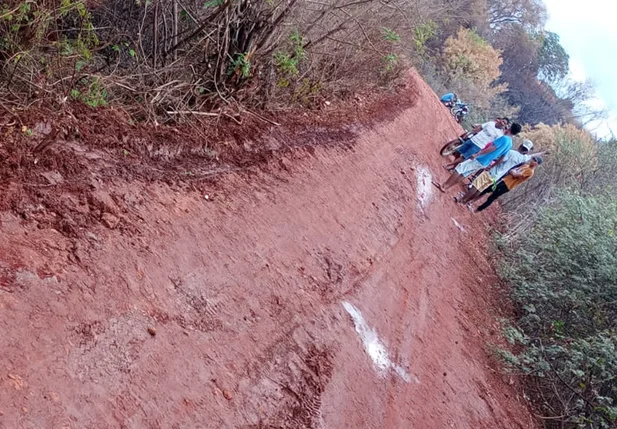 Estrada onde o veículo tombou