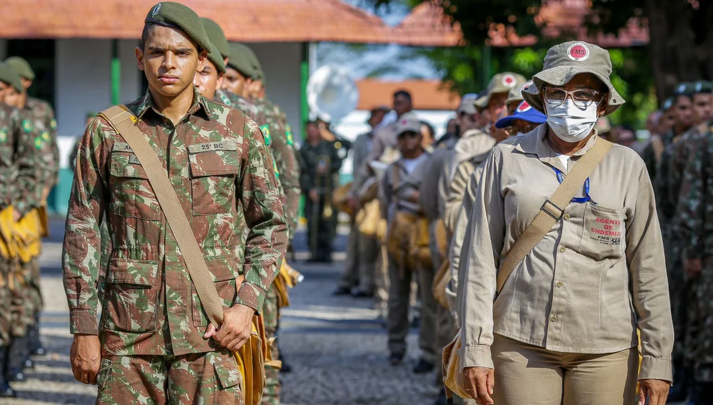 Exército e agentes do Centro de Zoonoses