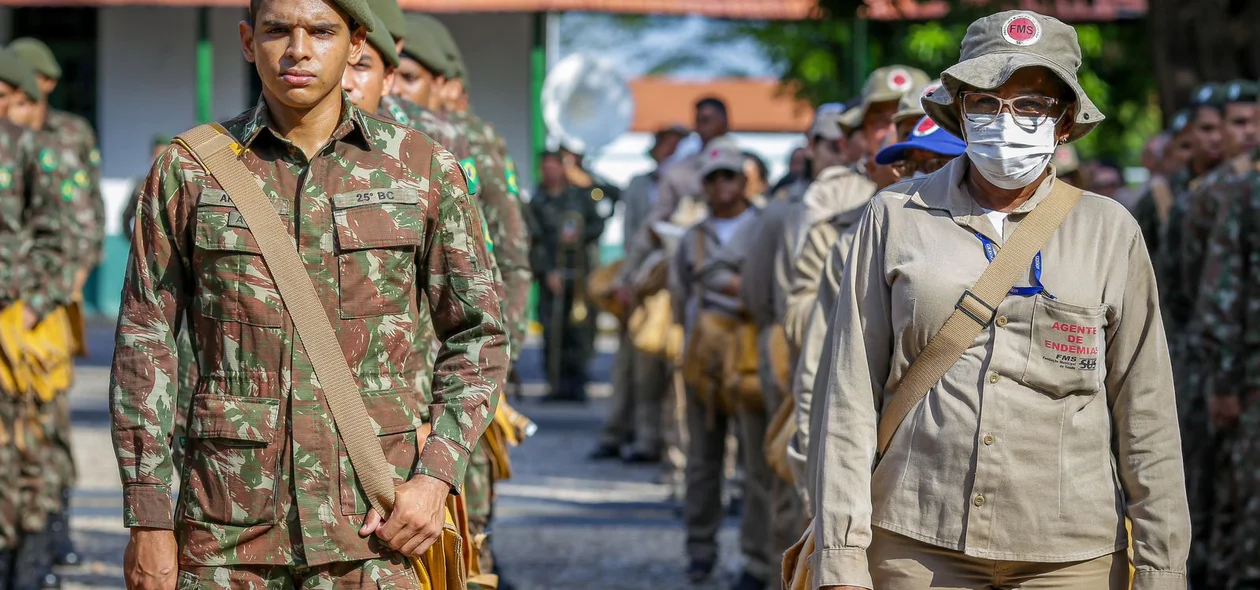 Exército e agentes do Centro de Zoonoses