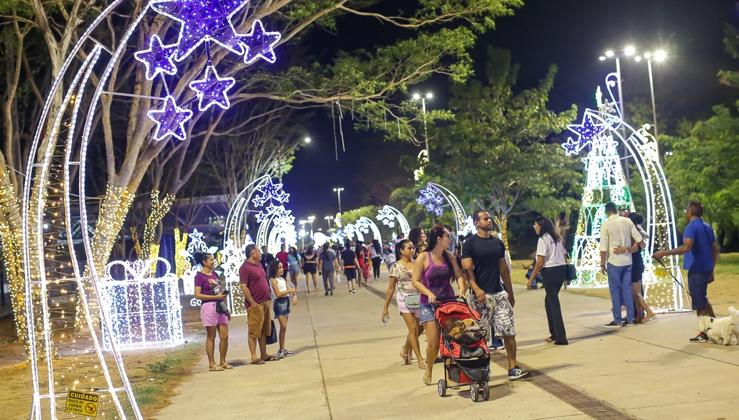 Família visitando a decoração de natal