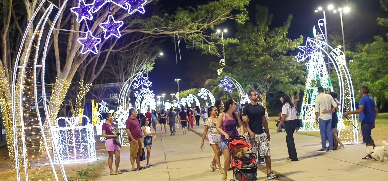 Família visitando a decoração de natal