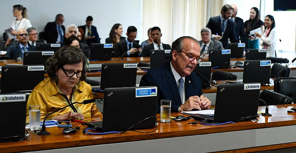 Fernando Dueire apresentou relatório favorável ao lado da senadora Teresa Leitão e agora texto vai ao Plenário