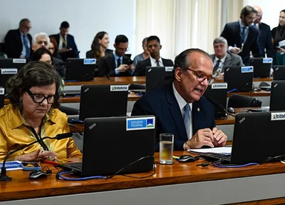 Fernando Dueire apresentou relatório favorável ao lado da senadora Teresa Leitão e agora texto vai ao Plenário