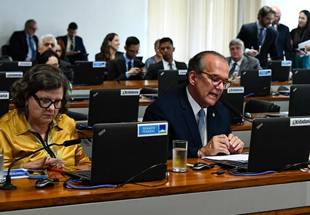 Fernando Dueire apresentou relatório favorável ao lado da senadora Teresa Leitão e agora texto vai ao Plenário