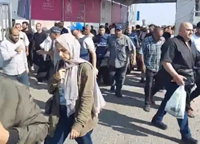 Fronteira de Gaza é aberta e estrangeiros começam a ir para o Egito