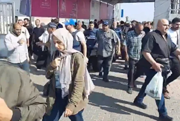 Fronteira de Gaza é aberta e estrangeiros começam a ir para o Egito