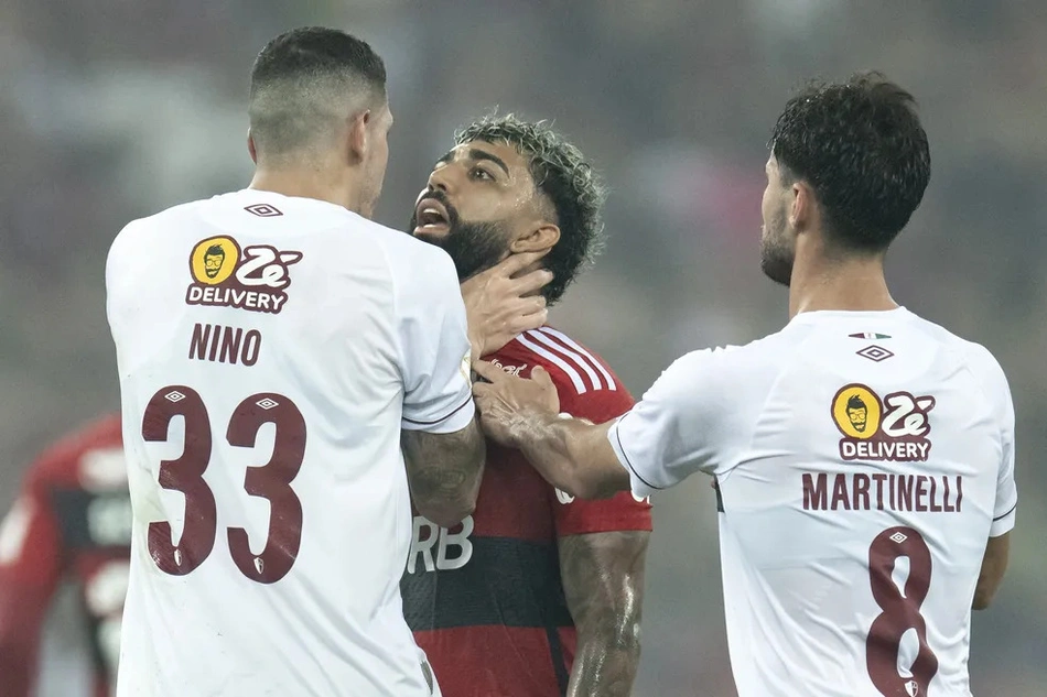 Gabriel e Nino discutem nos acréscimos