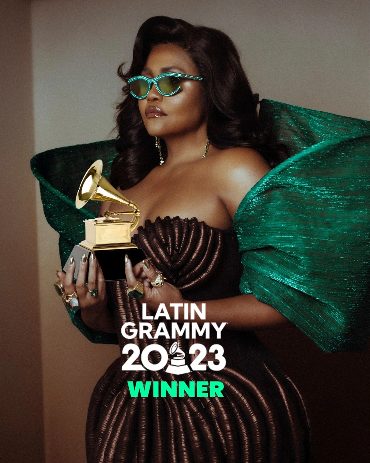 Gaby Amarantos com a Grammy Latino