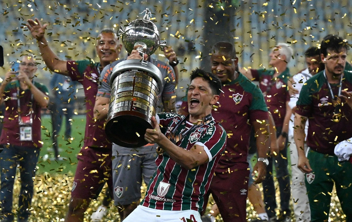 Germán Cano levantando a Libertadores da América