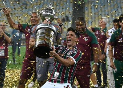 Germán Cano levantando a Libertadores da América